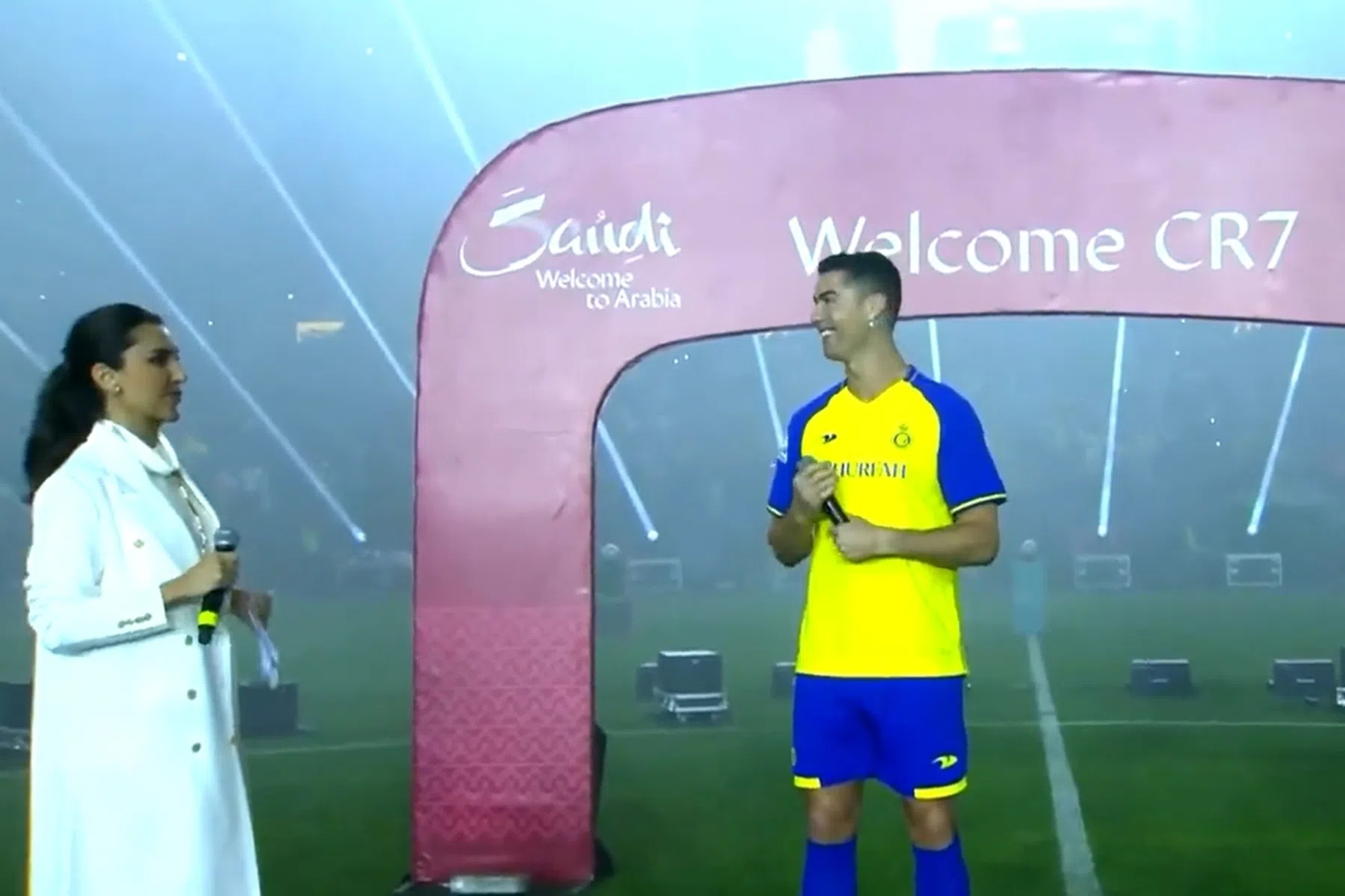 Lichtshow, vuurwerk en staande ovatie: zo is Ronaldo gepresenteerd