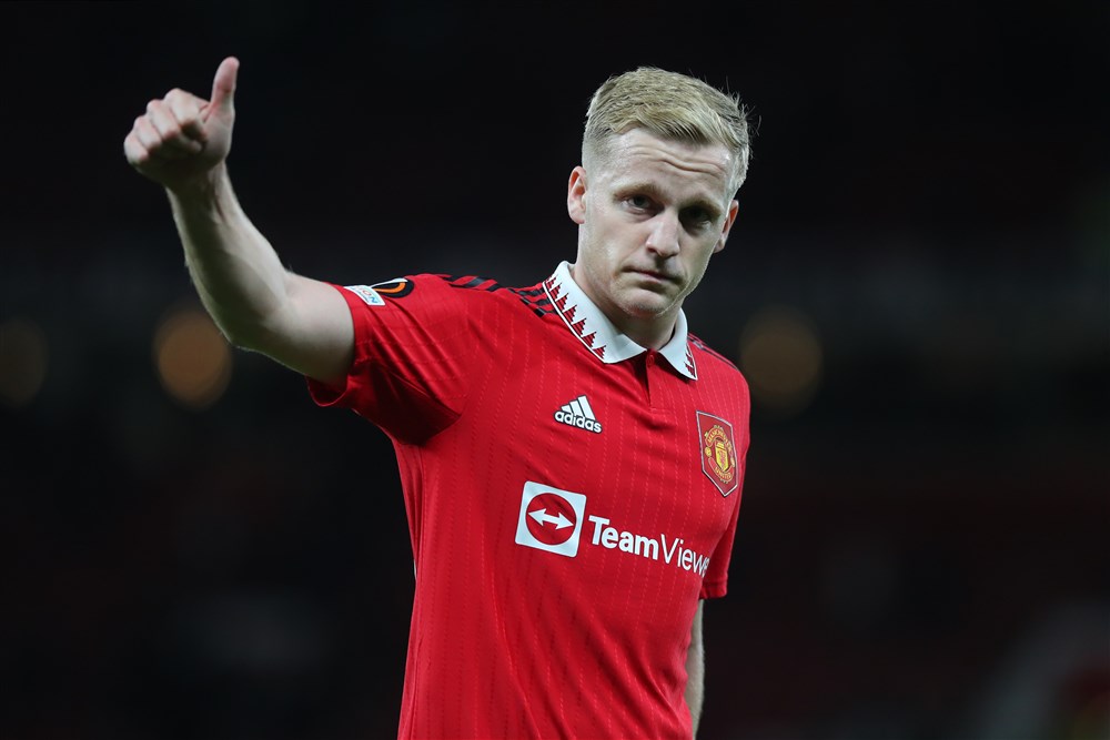 Geblesseerde Van de Beek druipt af na botsing met Senesi