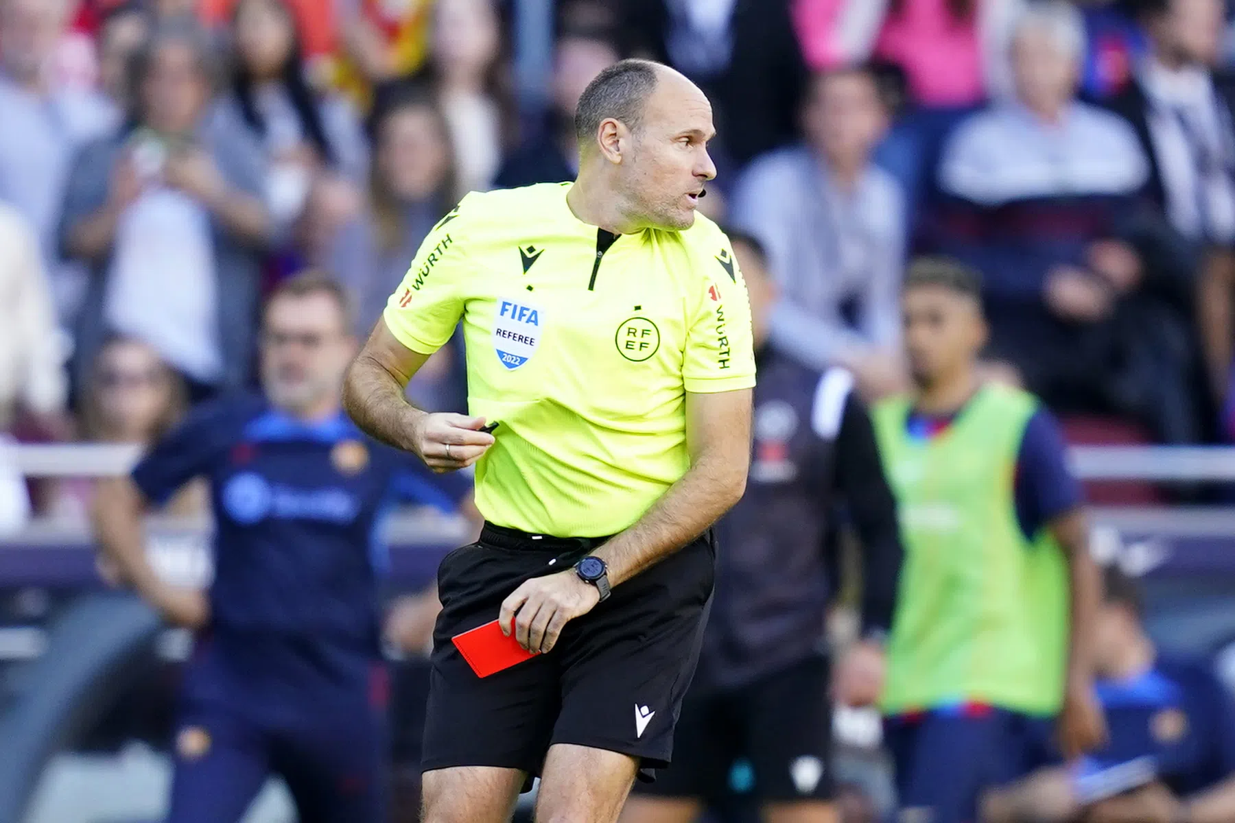 Veelbesproken arbiter Lahoz krijgt zowaar steun na vroege rode kaart