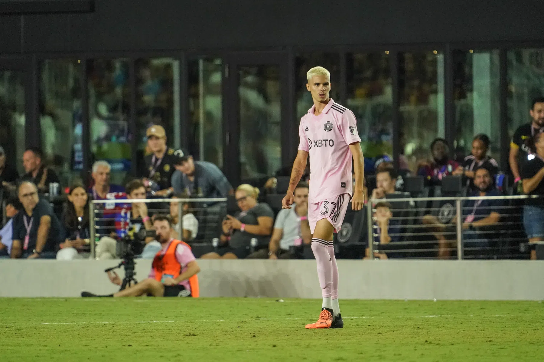 Brentford haalt zoon van Beckham terug naar Engeland