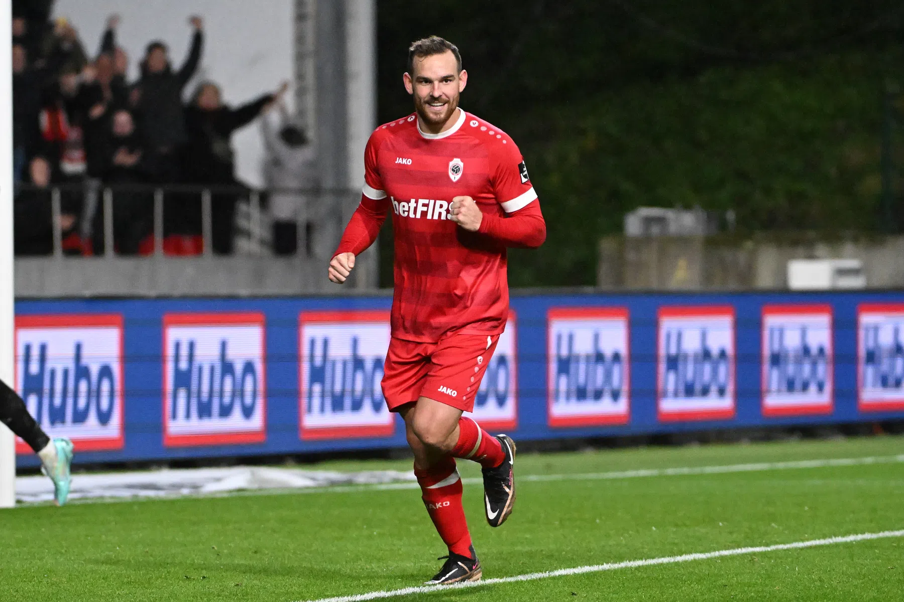 Janssen trefzeker bij belangrijke zege Van Bommel