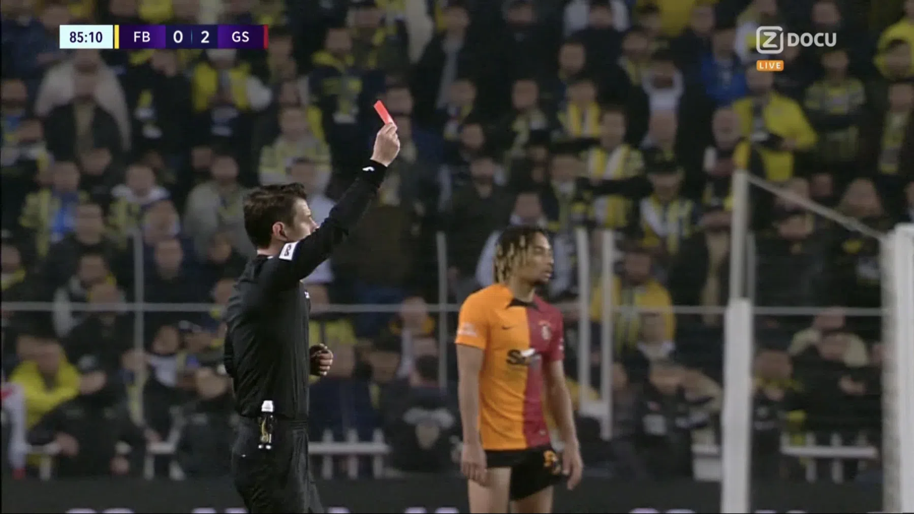 Galatasaray vernedert Fenerbahçe, Kahveci pakt na kwartier rood