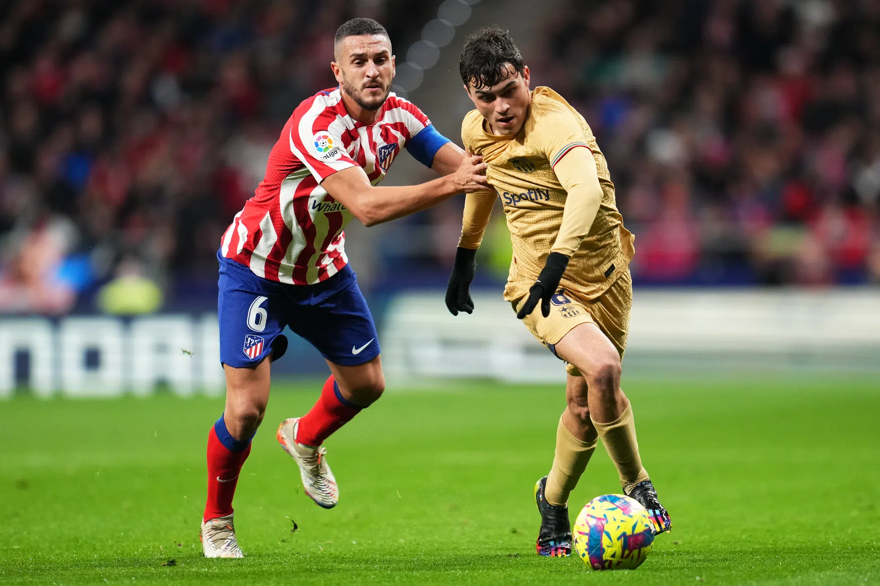 Barcelona ontsnapt tegen Atlético en zet grote stap in titelstrijd