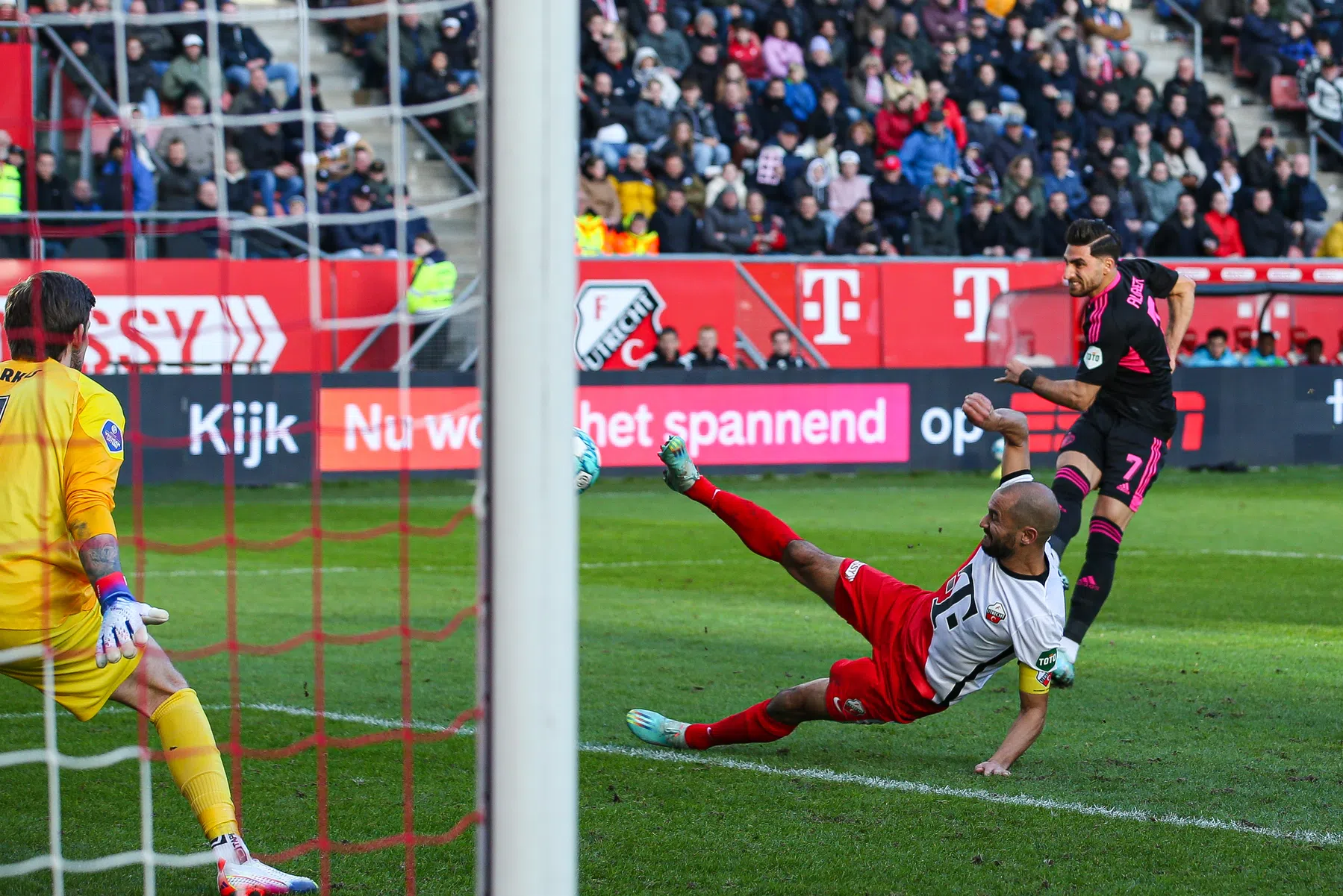 Feyenoord behoudt koppositie op moeizame middag in Utrecht