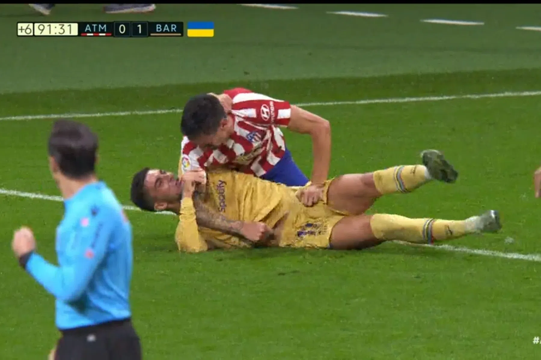 Ongeloof na worstelpartij bij Atlético-Barça: 'Beet hem bijna in zijn oor'