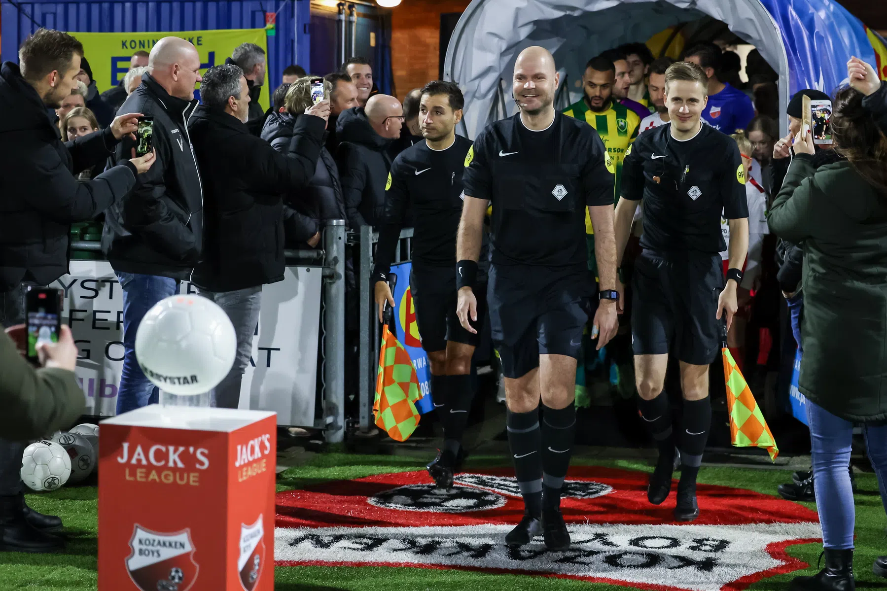 Ongelukkige grensrechter onderuit geschoffeld in bekerduel ADO