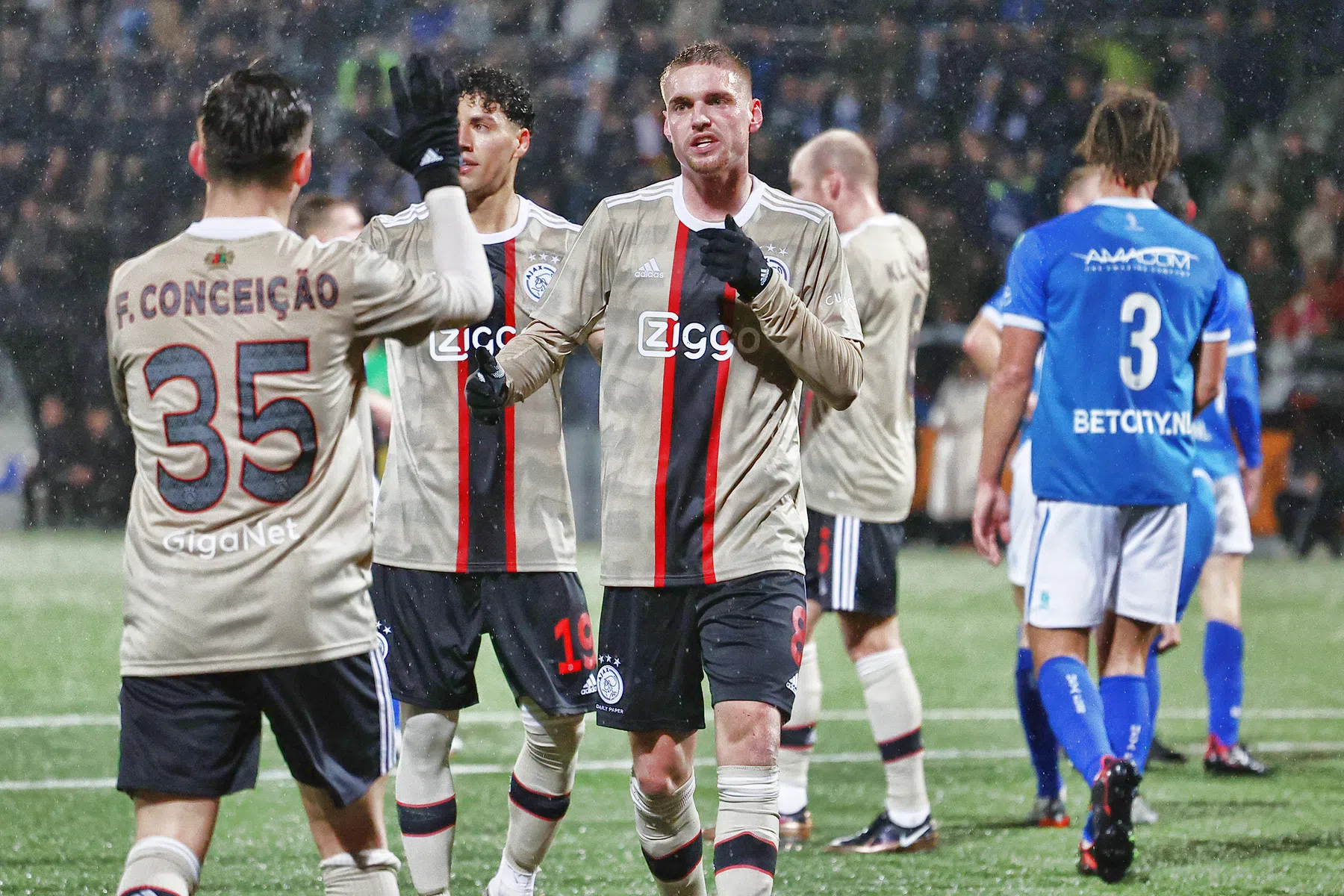 Ajax heeft eindelijk weer iets te vieren en bekert verder