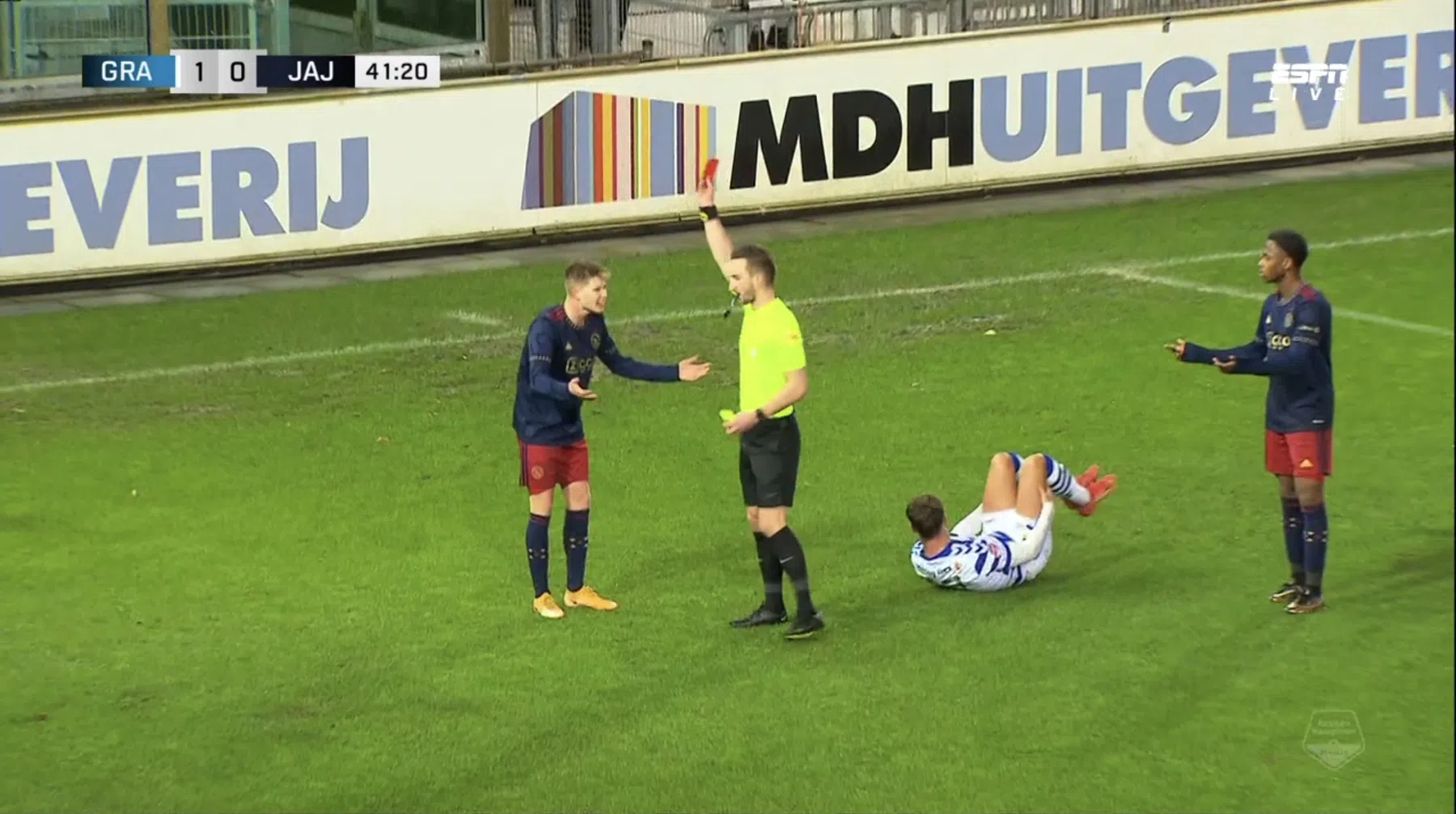Ajax reageert met een emoji op opmerkelijke rode kaart voor Hlynsson