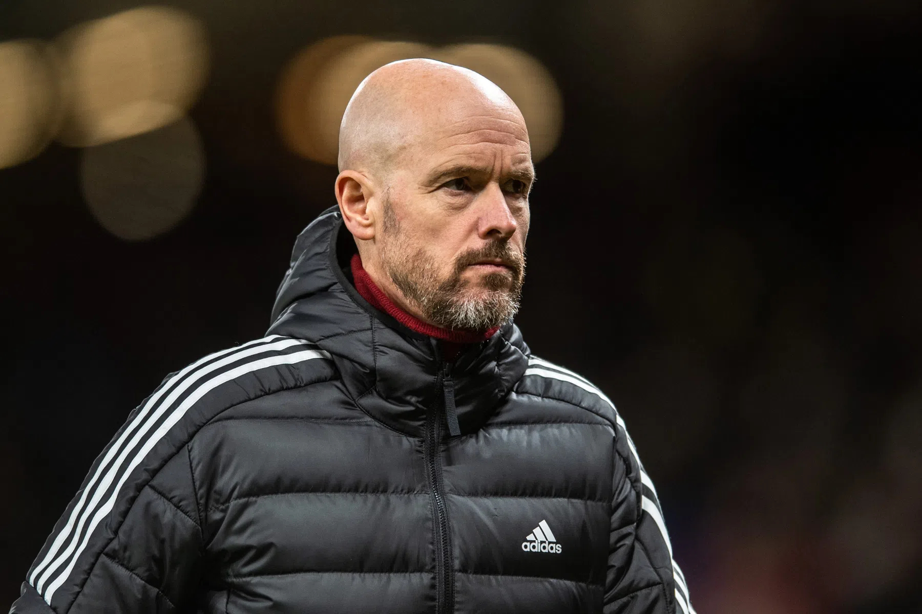 Ten Hag zet Antony op de bank, Malacia en Aké starten in derby