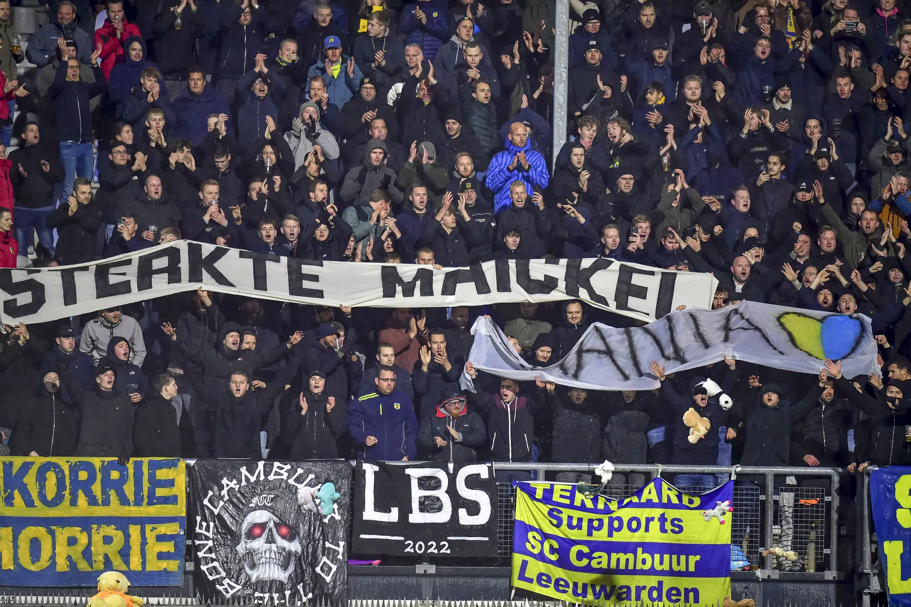 Fans Cambuur zorgen voor kippenvel met steunbetuiging aan Emmen-fan 