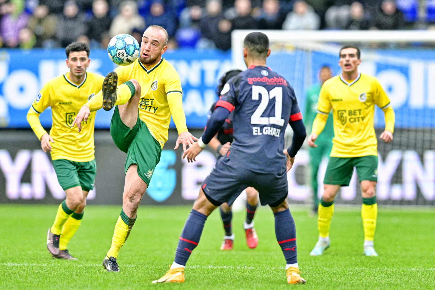PSV op laatste moment keihard afgestraft voor missers in Sittard