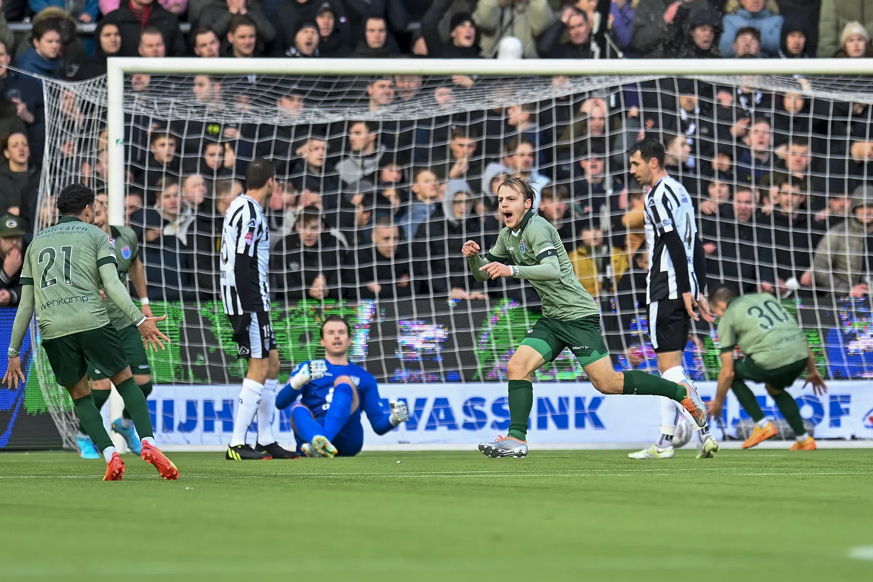 PEC Zwolle walst over Heracles heen en grijpt de macht in de KKD