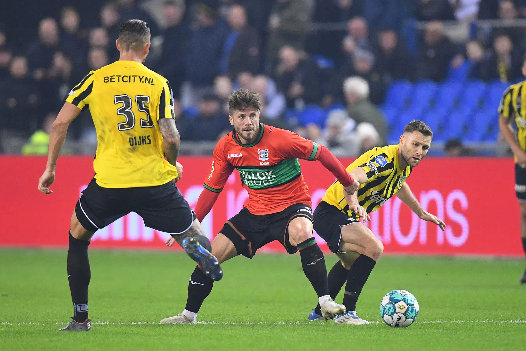 Tiental NEC houdt Vitesse in bedwang na rode kaart Tannane