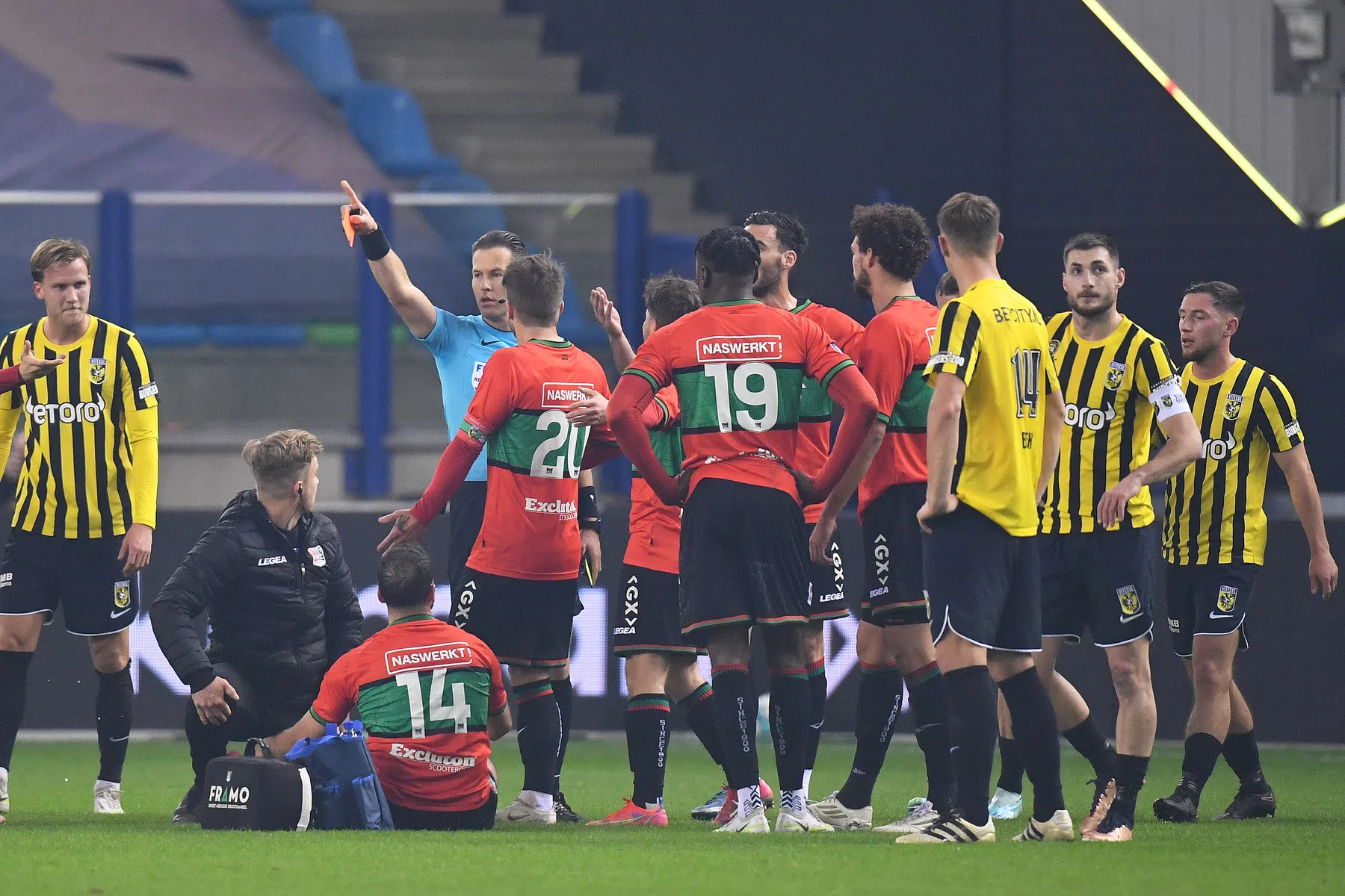 Dramatische rentree: Tannane laat zich provoceren en pakt rood