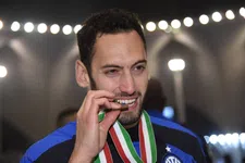 Thumbnail for article: Calhanoglu haalt na Inter-succes uit naar Milan: 'Karma'