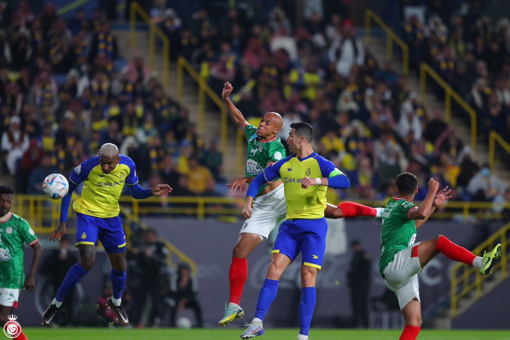 Ronaldo komt nét tekort voor winnende goal bij officieel debuut in Saoedi-Arabië