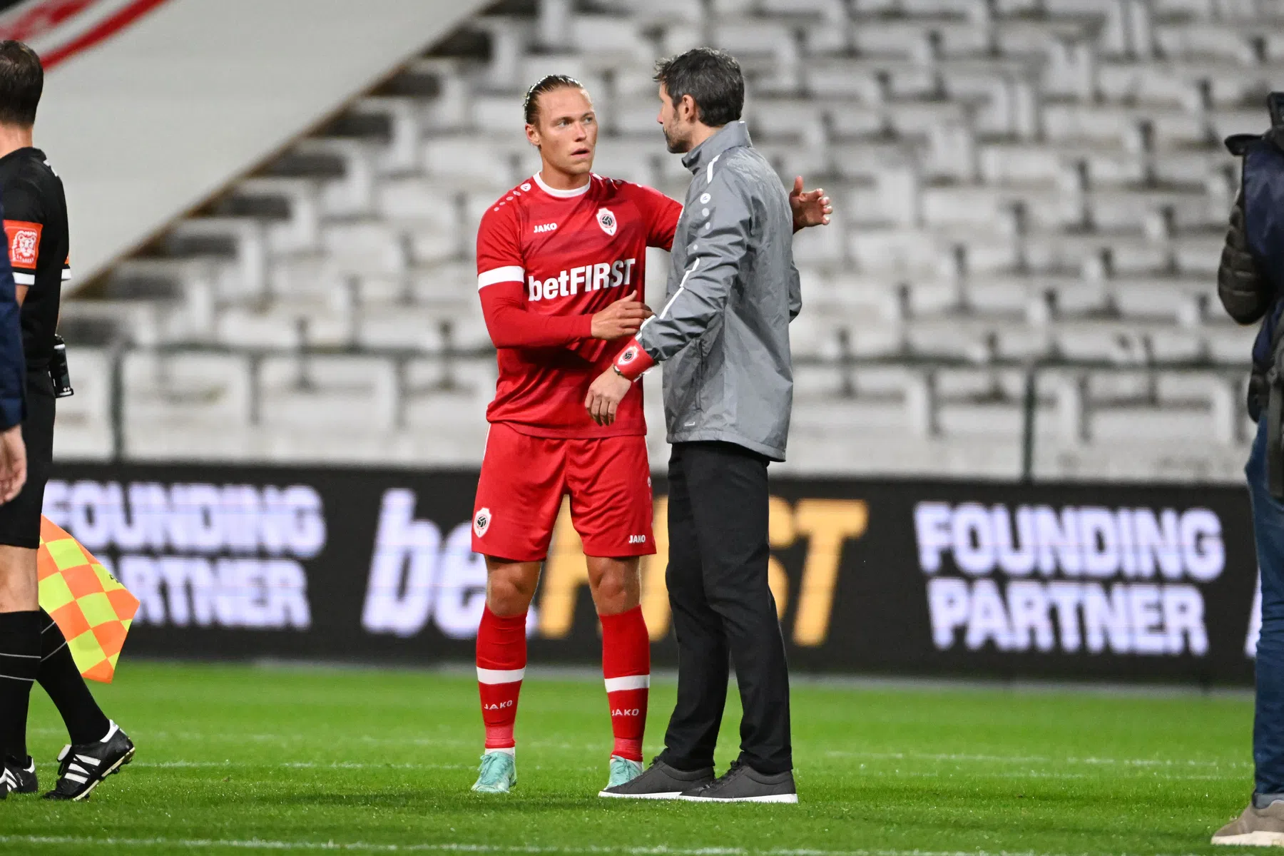 Fischer op weg naar de uitgang bij Antwerp van Van Bommel