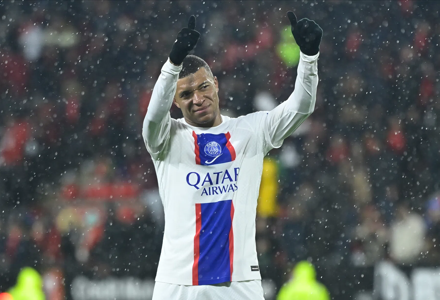 Ontketende Mbappé sloopt Franse voetbaldwerg