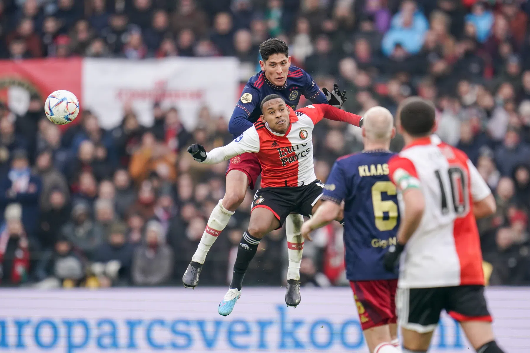 Álvarez opeens weer verdediger bij Ajax: 'Hier is het voor mij het makkelijkst om te spelen'