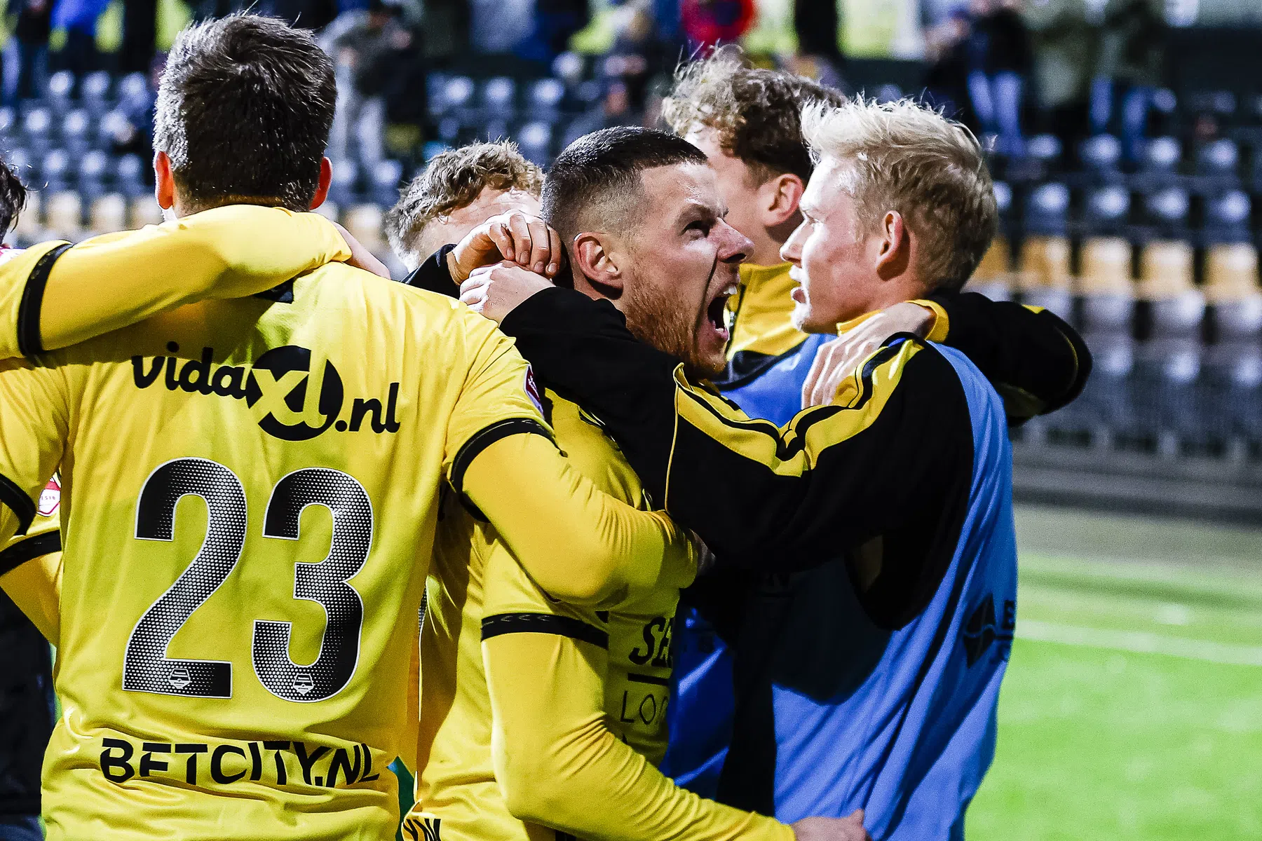 Jong Ajax zakt na knullig moment verder weg, VVV slaat laat toe