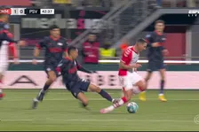 Thumbnail for article: Rood voor Mauro Júnior na spijkerharde tackle: PSV in de problemen in Emmen