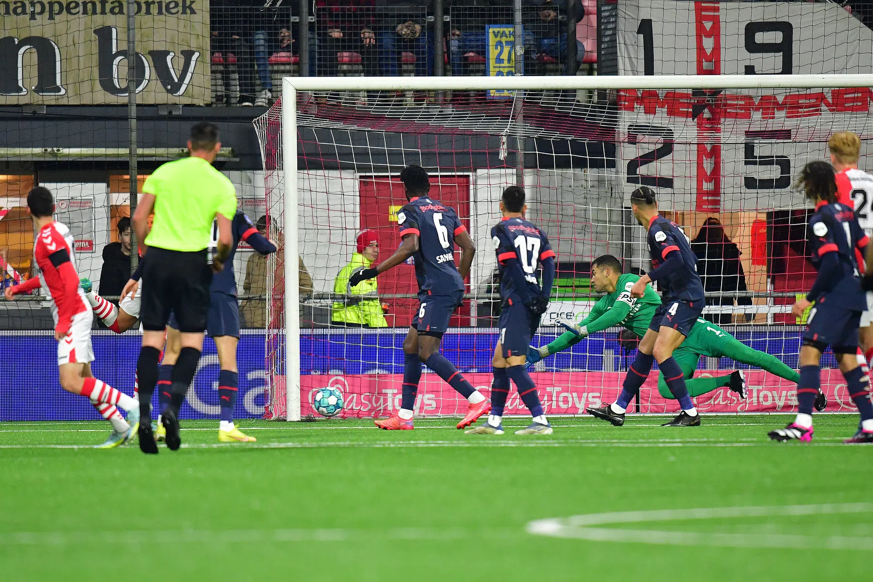 Kwakman wijst schuldige aan na tegendoelpunt PSV: 'Hij staat te pitten' 