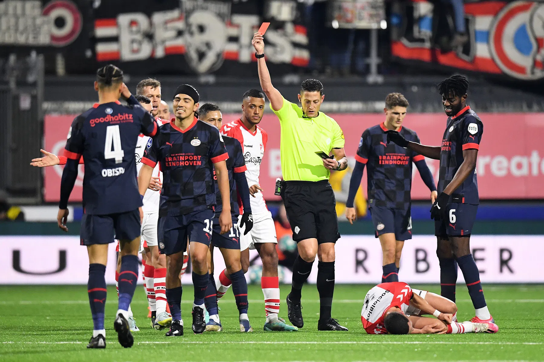 Tiental PSV incasseert in Emmen volgende dreun in titelrace