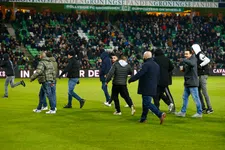Thumbnail for article: Woeste Groningen-aanhangers bestormen veld in slotfase