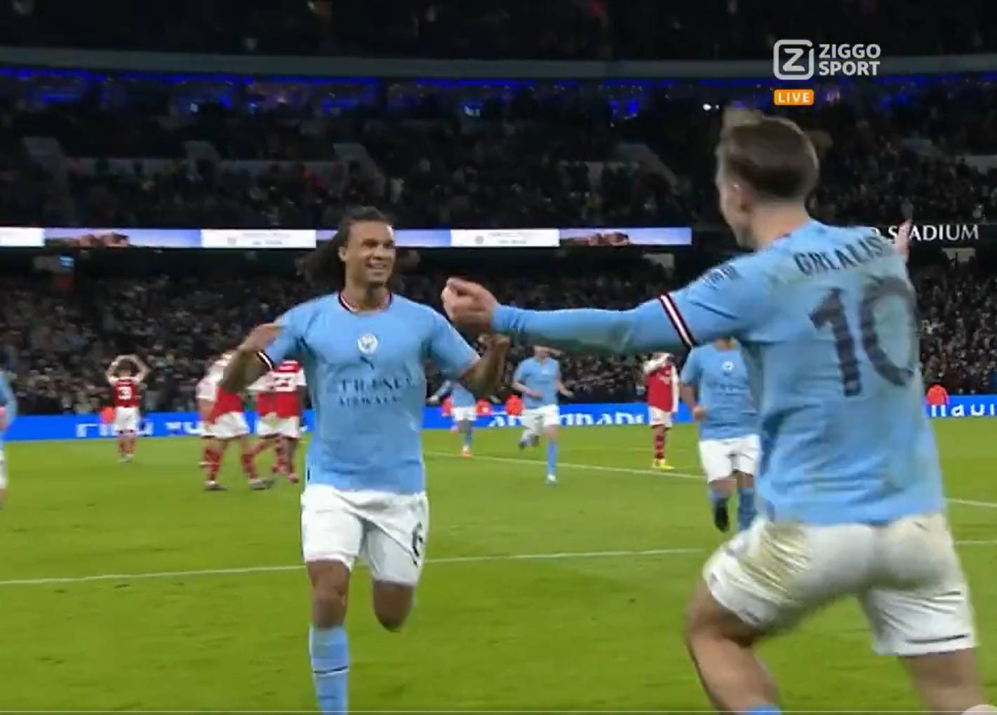 Zeldzame goal Aké brengt City op koers