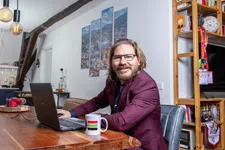 Thumbnail for article: Voor de tolk is Ron de Groot groter dan Messi
