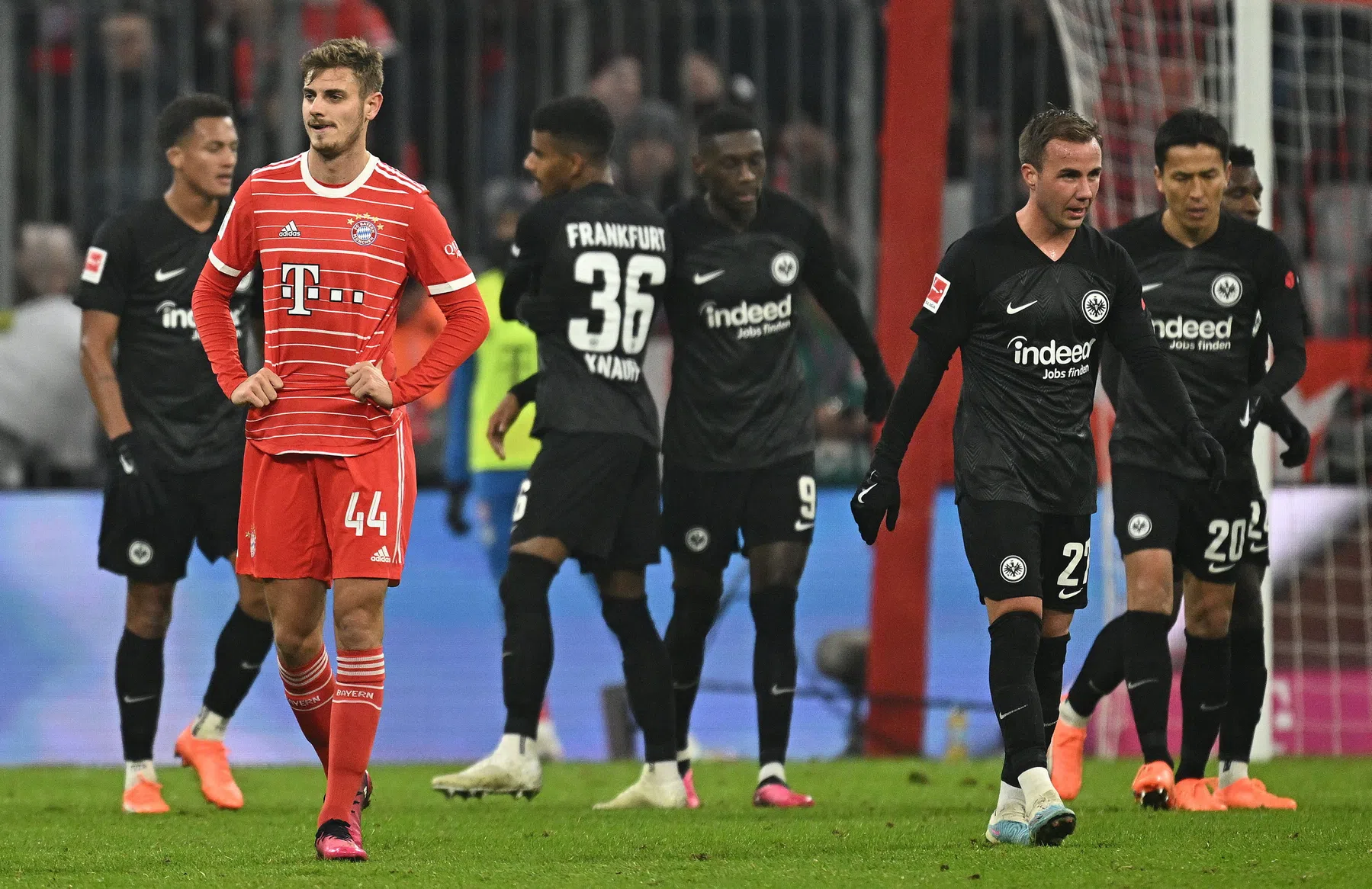 Bayern blijft morsen en gooit titelstrijd open