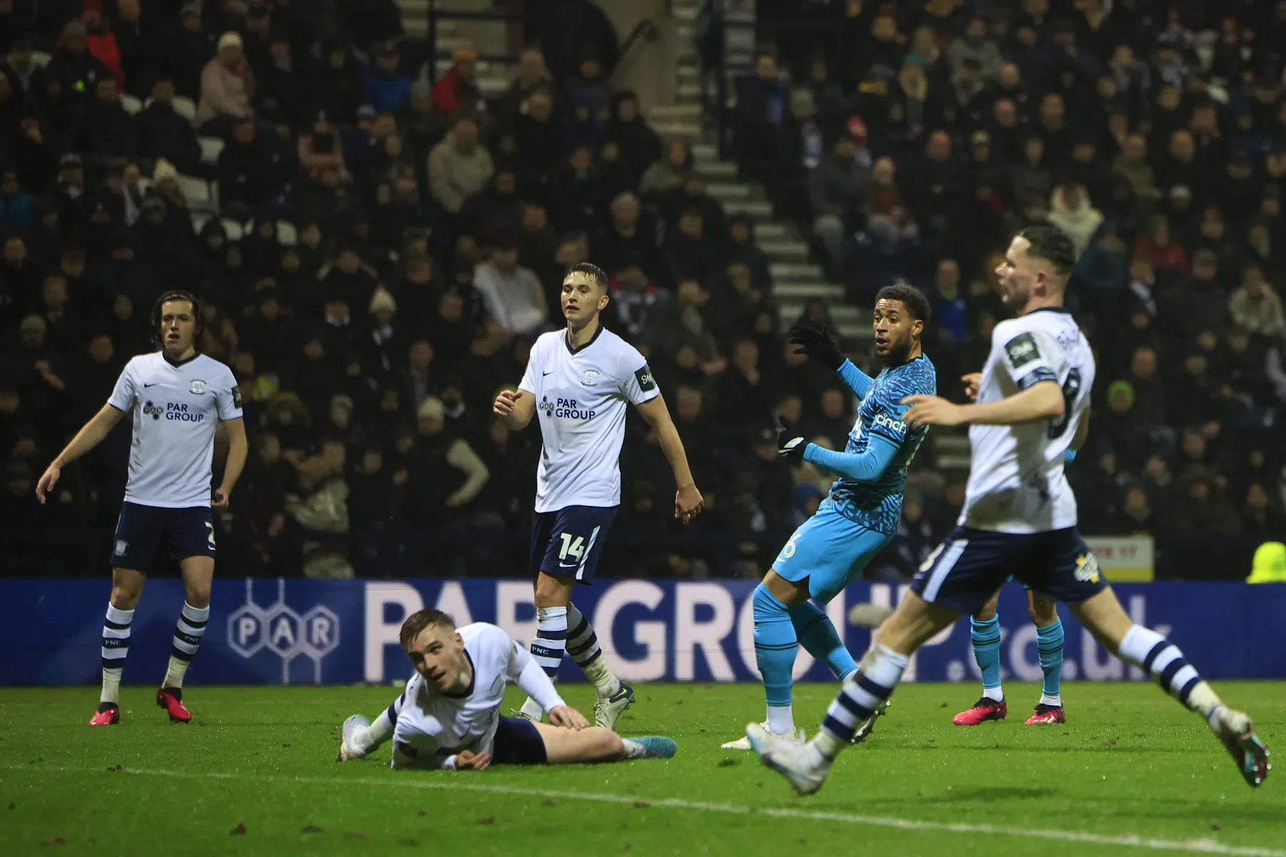 Droomdebuut Danjuma bij Tottenham: eerste doelpoging is meteen raak