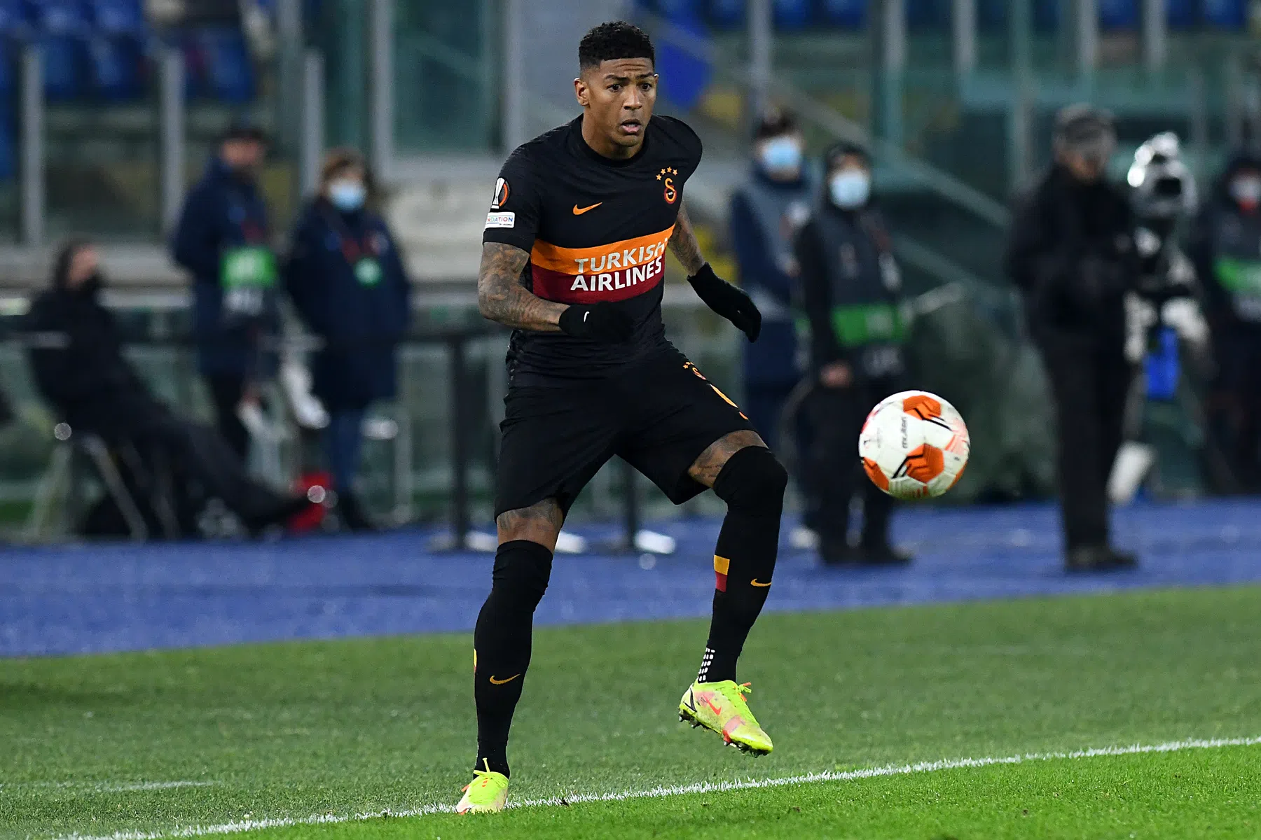 PSV gooit lijntje uit naar Van Aanholt