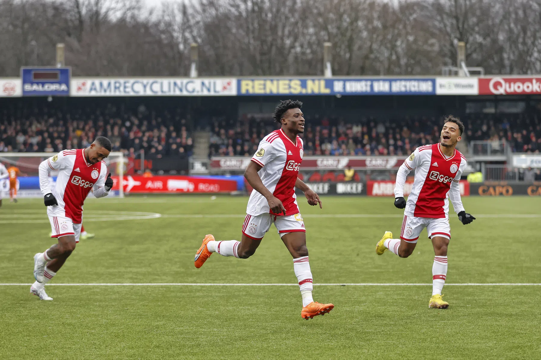 Kwetsbaar Ajax maakt in eerste duel onder Heitinga einde aan historische serie