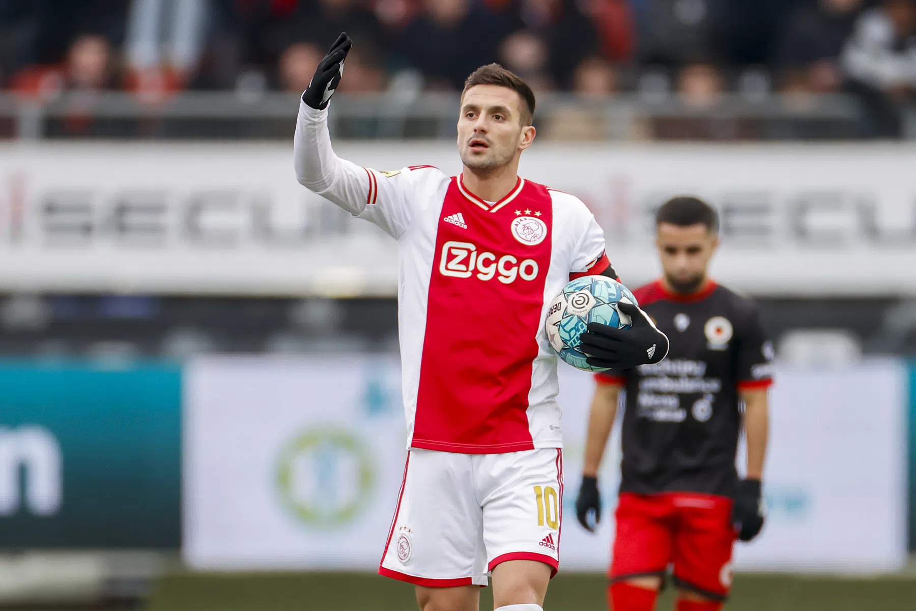 Tadic zeer te spreken over Heitinga: 'Hij is duidelijk naar de spelers'