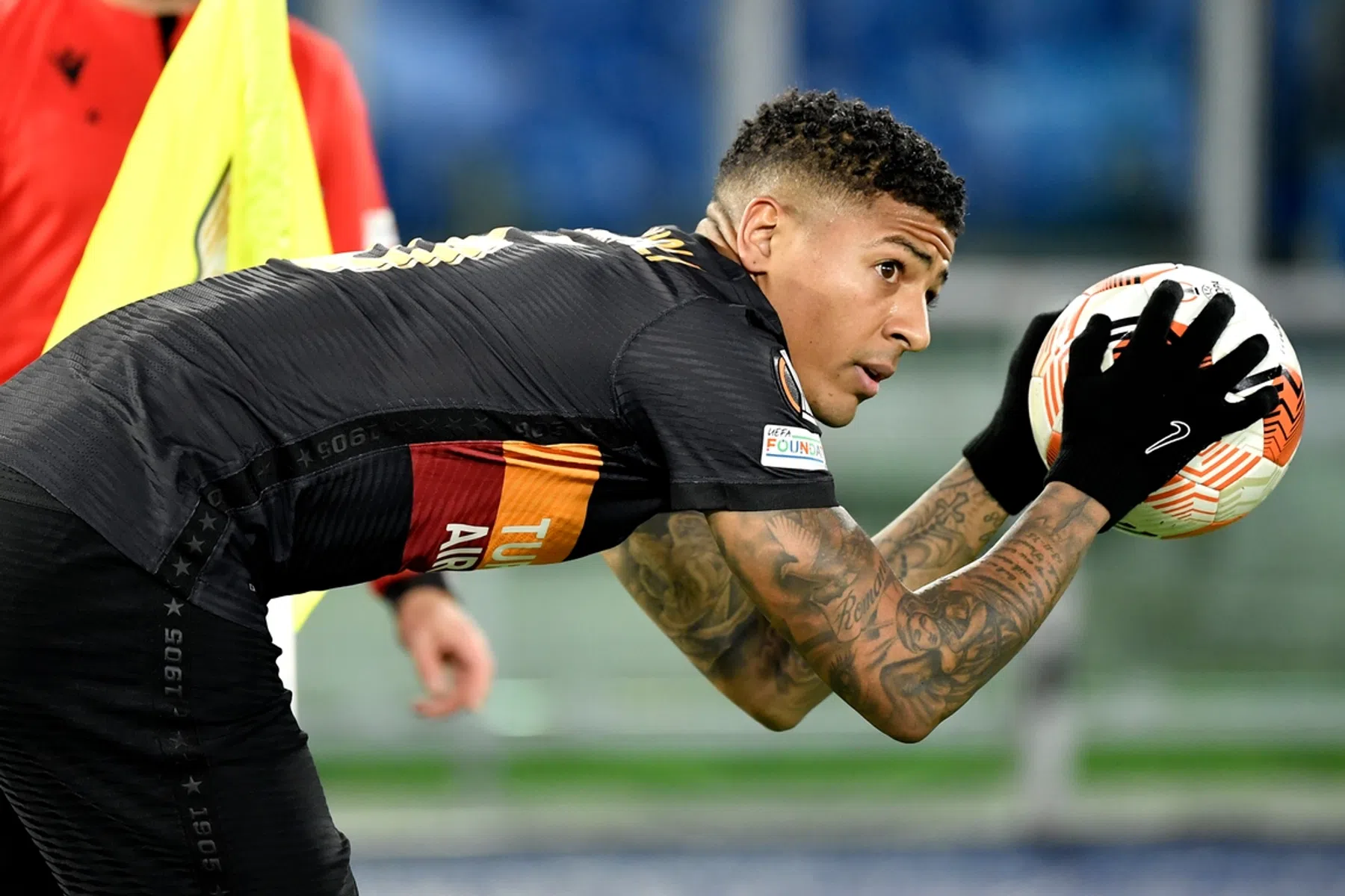 PSV dicht bij aantrekken Van Aanholt