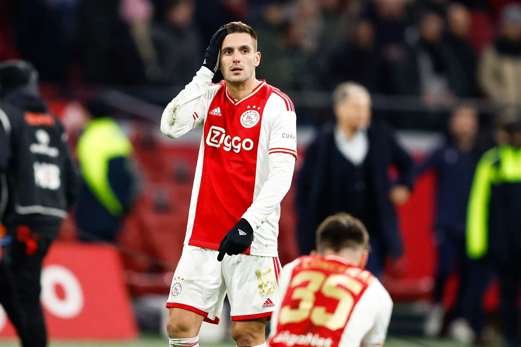 Ajax op zoek naar duidelijke koers: 'Voetbal moet weer leidend worden'