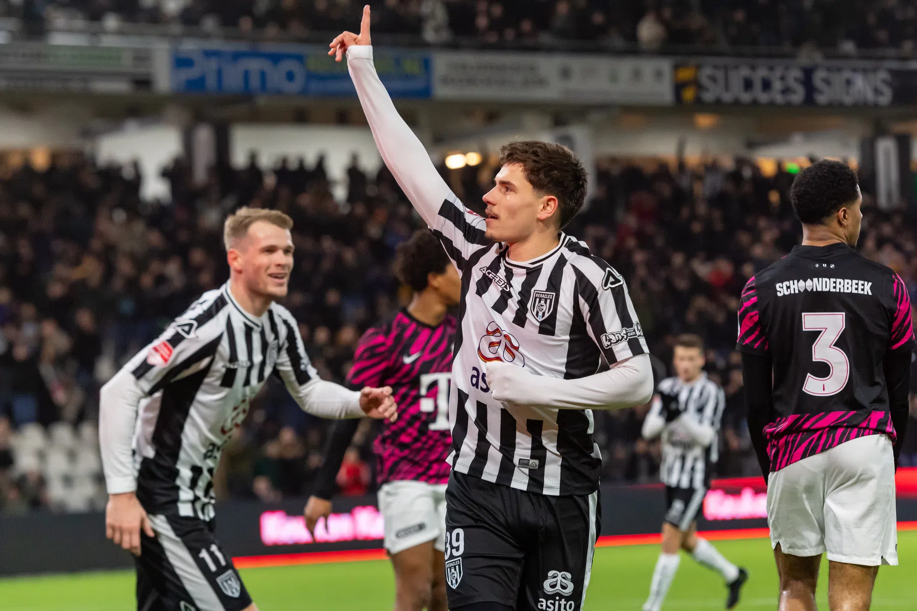 Heracles beleeft fijne avond door uitglijdende concurrentie 