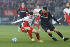 Thumbnail for article: Topscorer Douvikas helpt Utrecht in worstelpartij langs Heerenveen