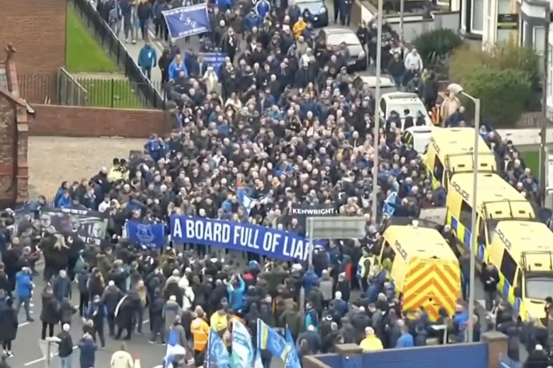 Dag vol uitersten voor Everton: na protestmars verovert Dyche de harten