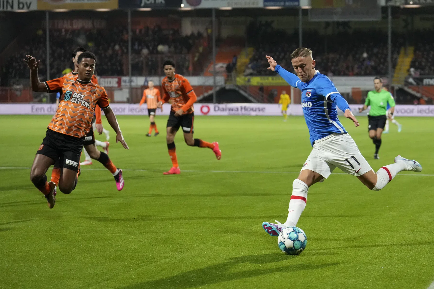 Ploeterend AZ loopt tegen tien man Volendam schade op in titelrace