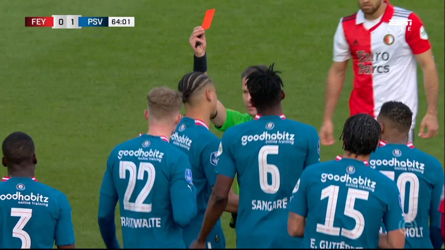 VAR-ingreep: Obispo krijgt rood voor onnodige trap in duel met Giménez