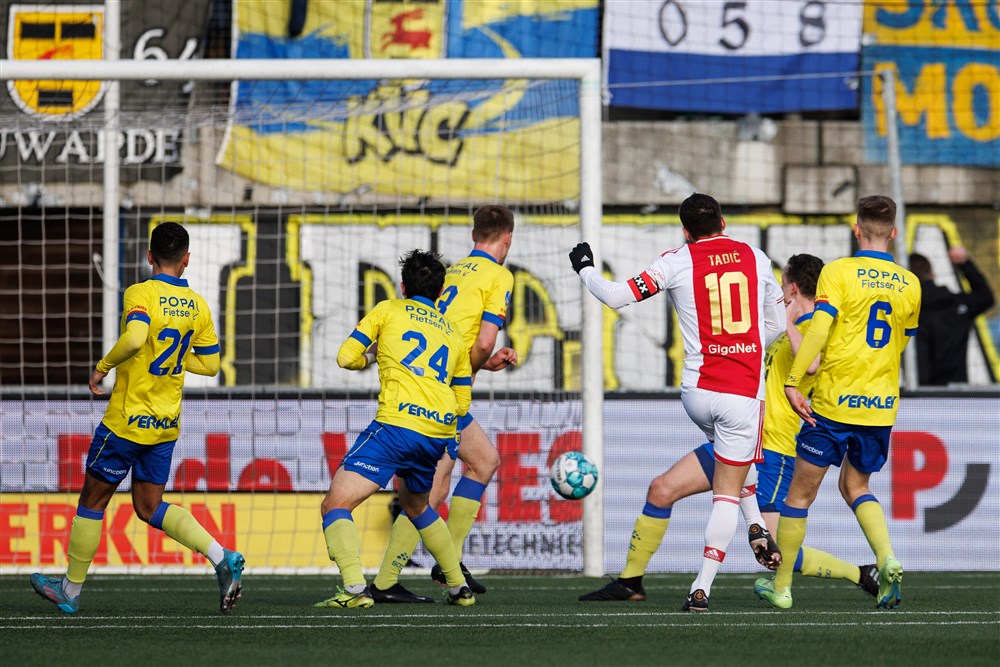 Ajax tankt vertrouwen met overtuigende zege op Cambuur