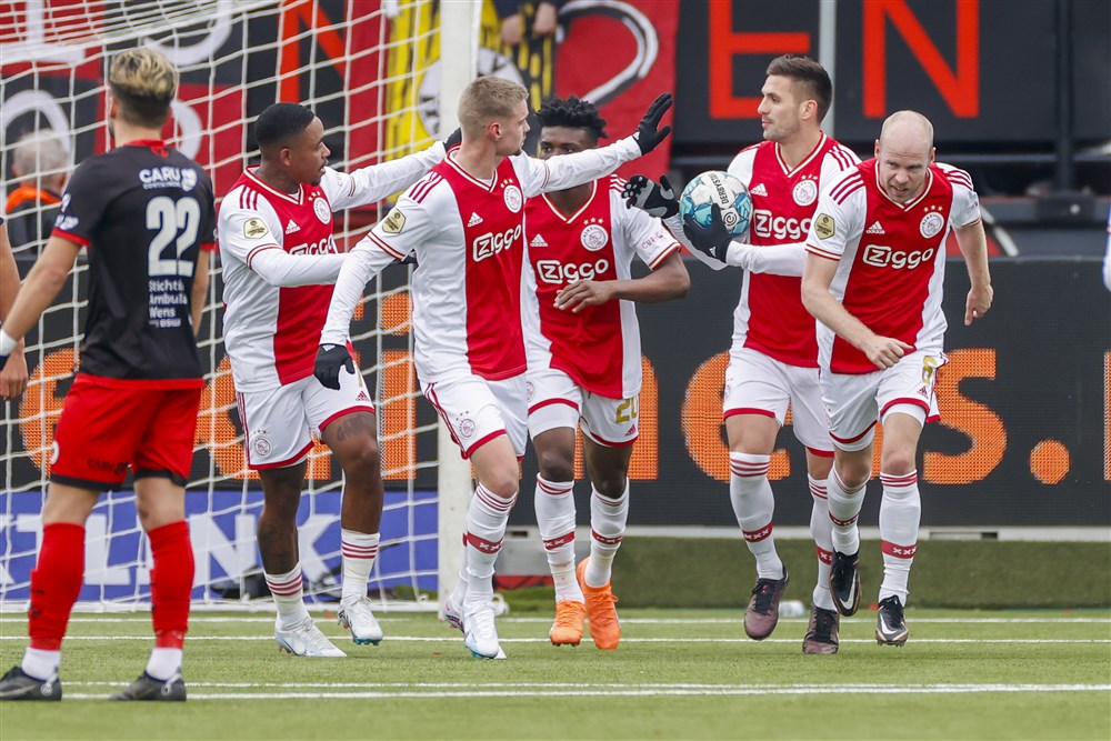 Heitinga ziet geen reden om aan opstelling Ajax te sleutelen