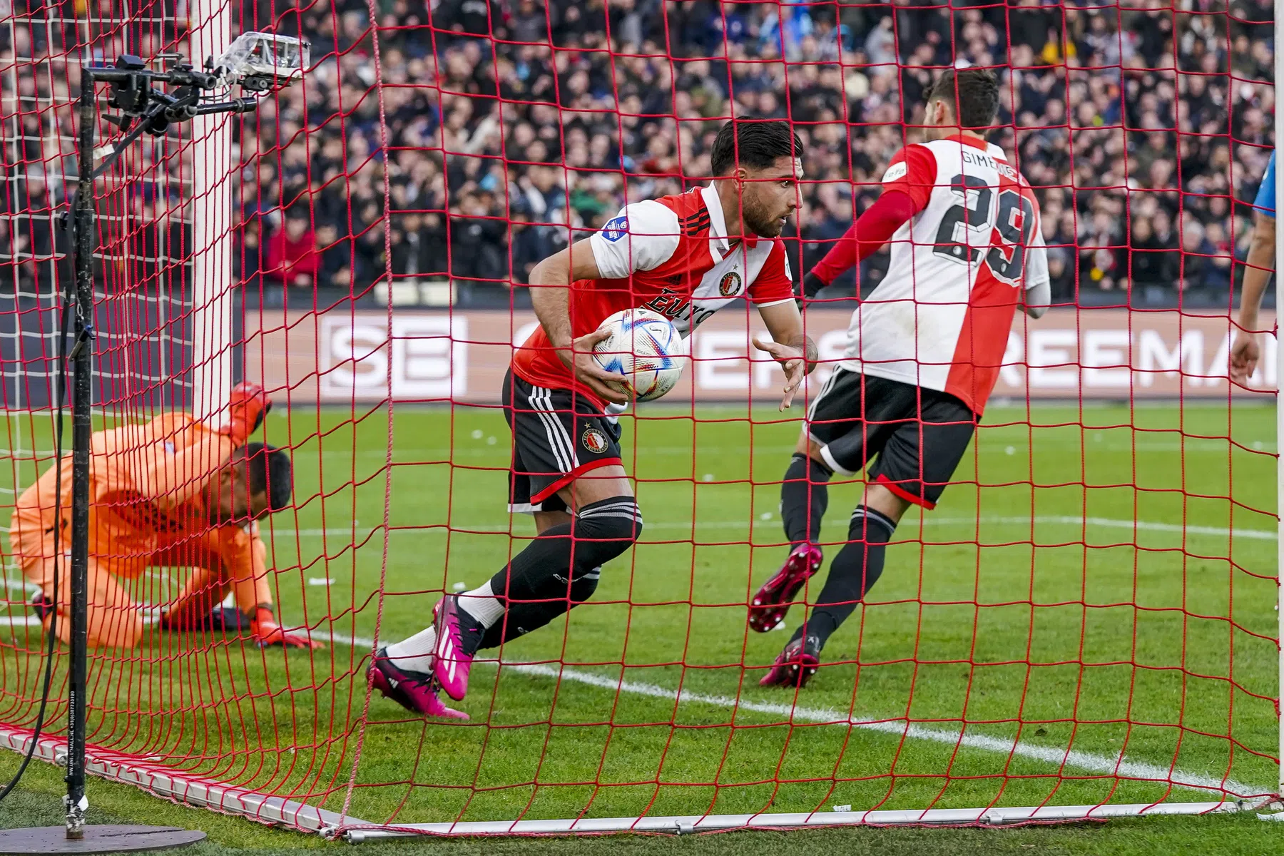 Tiental PSV geeft het weg in tumultueuze topper tegen Feyenoord