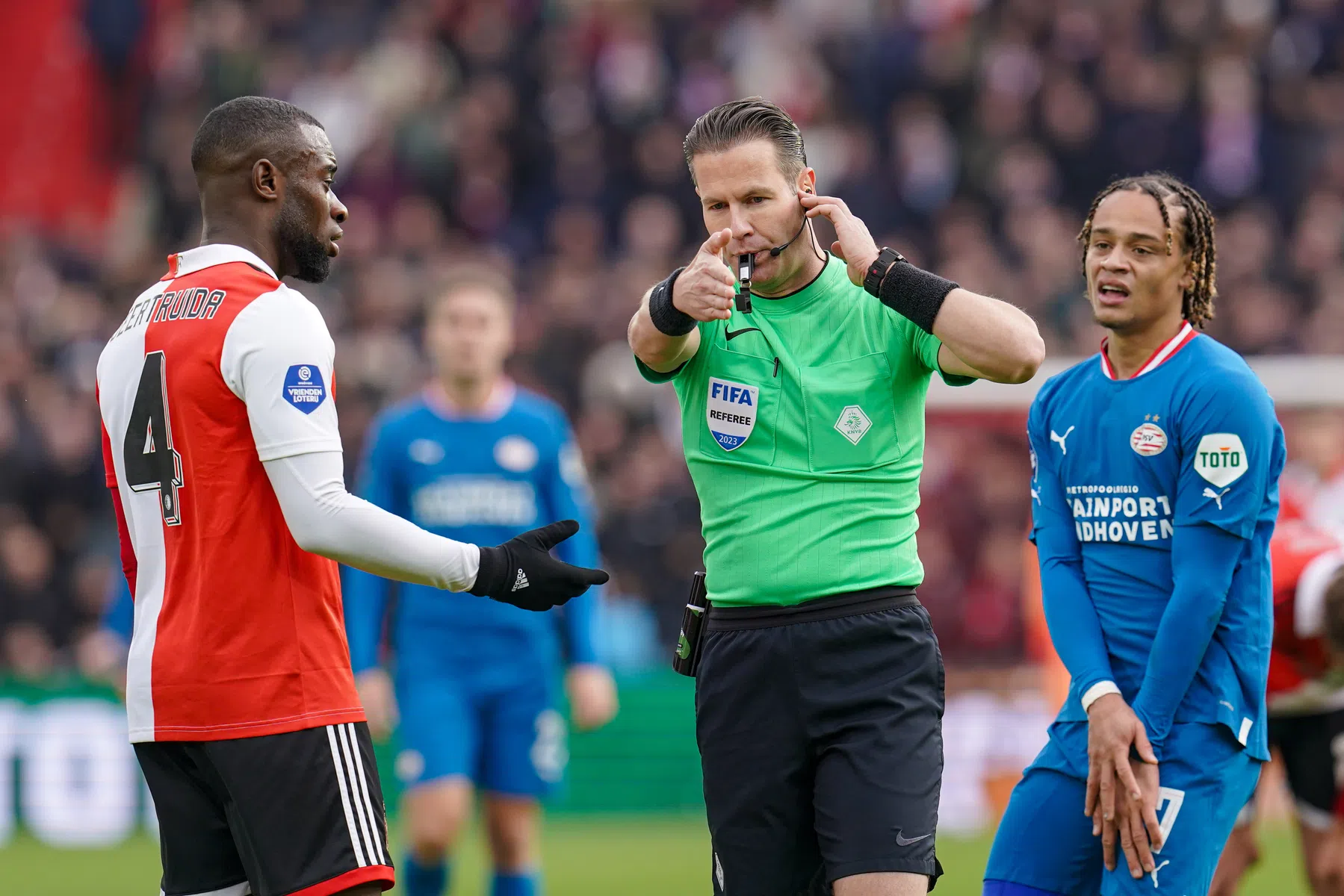 Factcheck: was negen minuten blessuretijd tijdens de topper terecht?