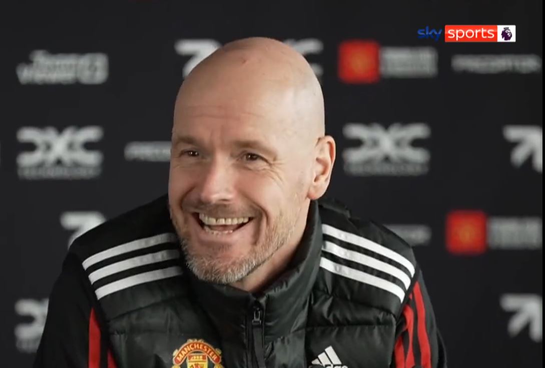 Ten Hag komt te laat en zorgt voor hilariteit: 'Dit is geen boete'