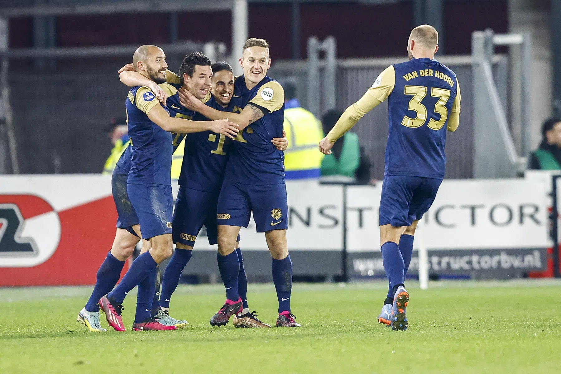 Samenvatting: FC Utrecht roept vergeefs om VAR, maar schakelt AZ toch uit