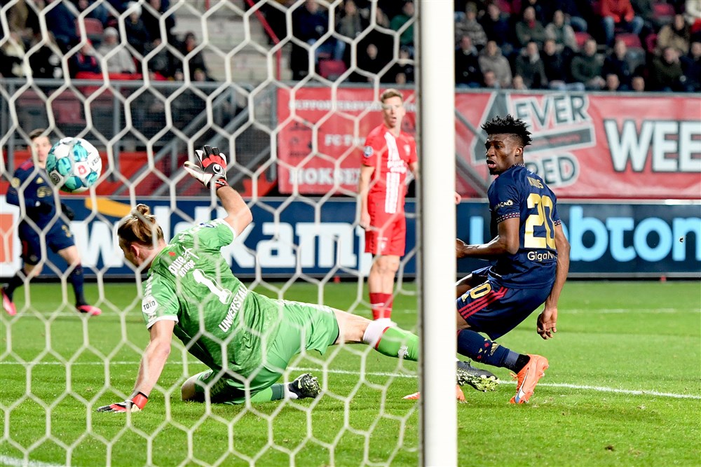 Heitinga doorstaat test: Kudus schiet Ajax in bekerkraker langs Twente