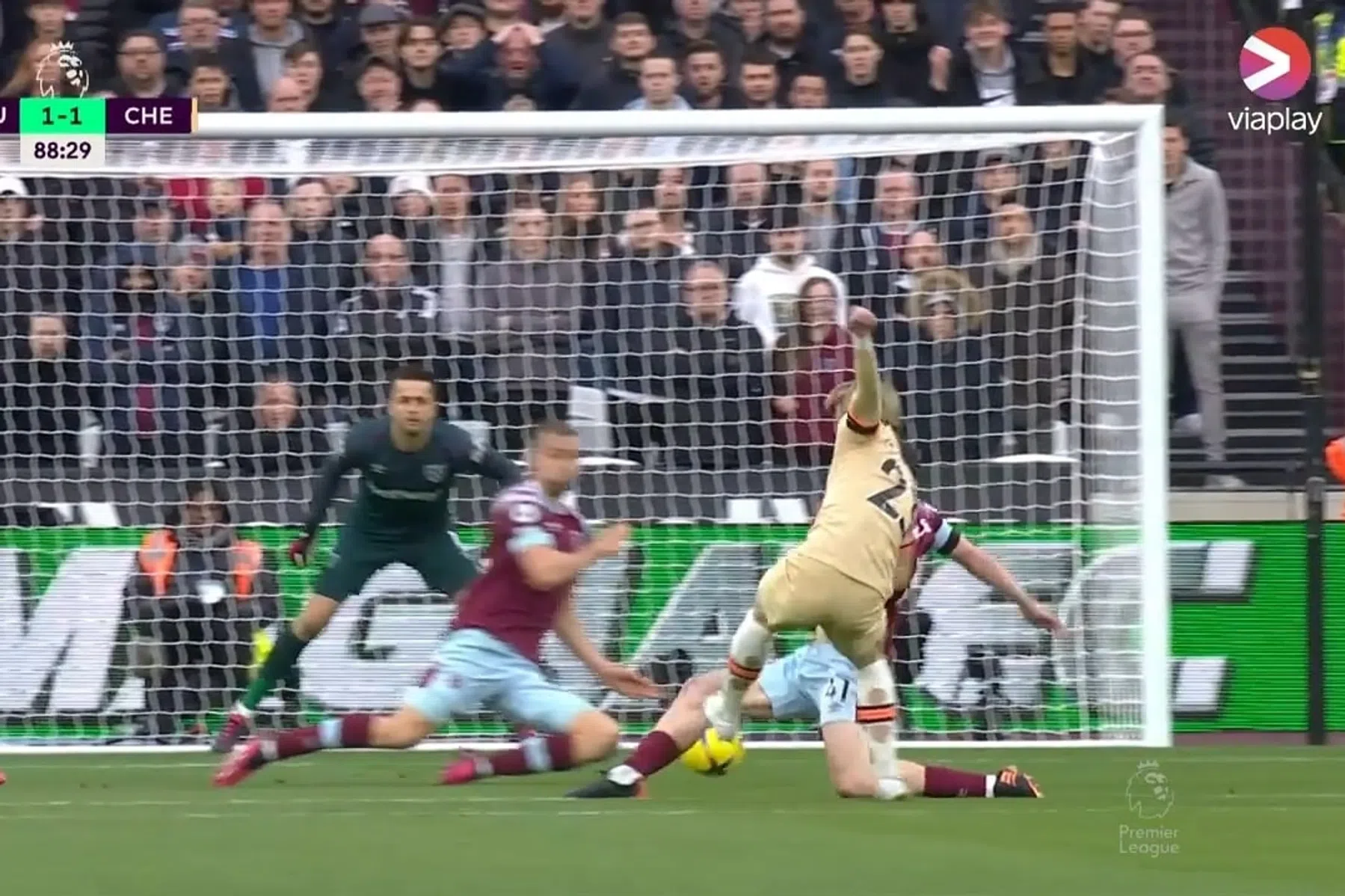 Soucek speelt voor keeper, maar VAR schiet Chelsea niet te hulp: 'Schandalig'